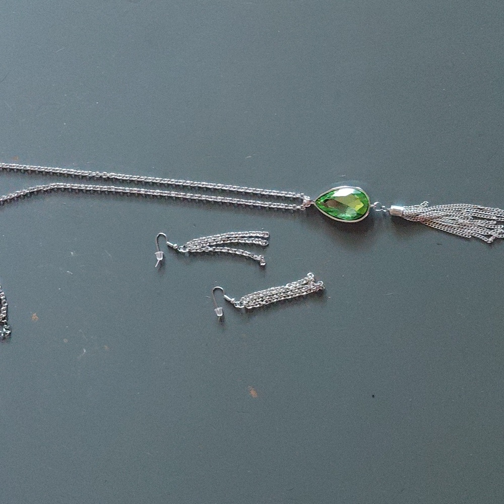 Elegant Since Tassel Green Pendant Necklace and Earring Set NWOT